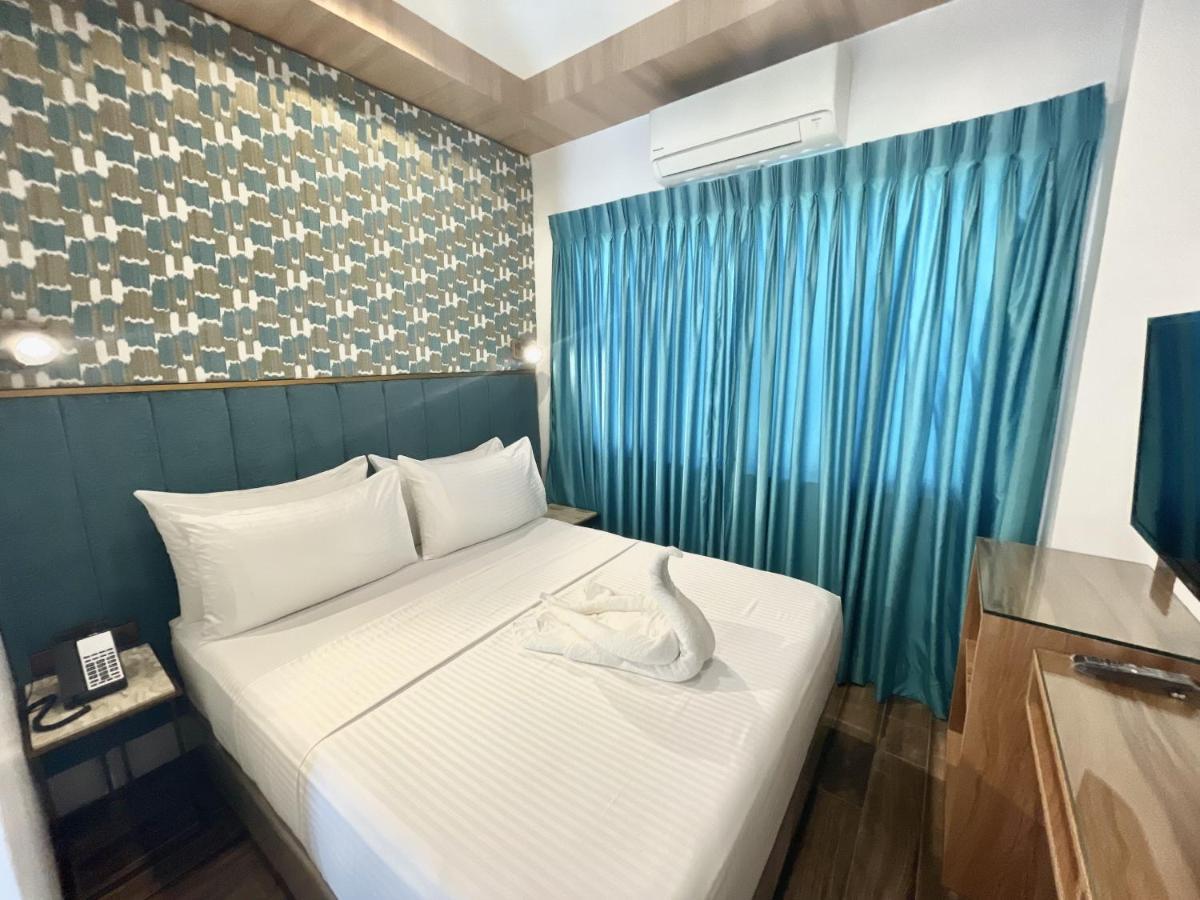 Lighthouse Point Hotel *
